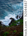 波浪在岩石上坍塌 92044887