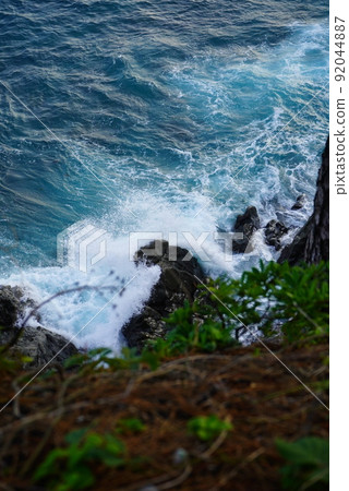 波浪在岩石上坍塌 波浪在岩石上坍塌 92044887