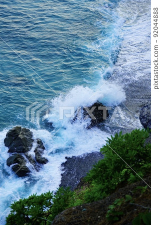 波浪在岩石上坍塌 波浪在岩石上坍塌 92044888