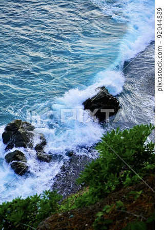 波浪闖入岩石 92044889