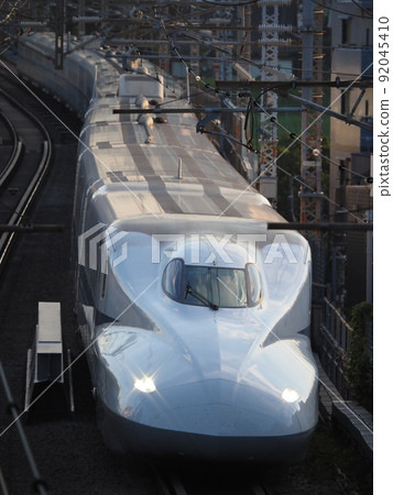 在暮色三藏院立交橋的新幹線 N700A 92045410