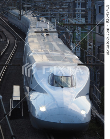 在暮色三藏院立交橋的新幹線 N700A 在暮色三藏院立交橋的新幹線 N700A 92045419