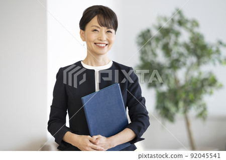 Middle business woman with a file 92045541