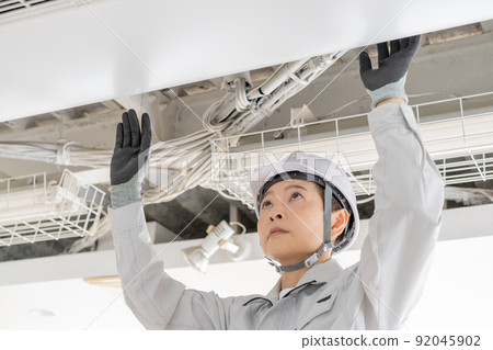 檢查空調的中年女工 檢查空調的中年女工 92045902