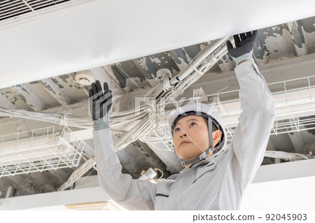 檢查空調的中年女工 92045903