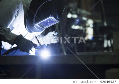 焊工形象 TIG 焊 穿空調工作服焊接的中間男工 92046387