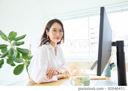 一個扮演書桌工作的女人 92046451