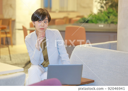 坐在沙發上思考 2 的女商人 坐在沙發上思考 2 的女商人 92046941