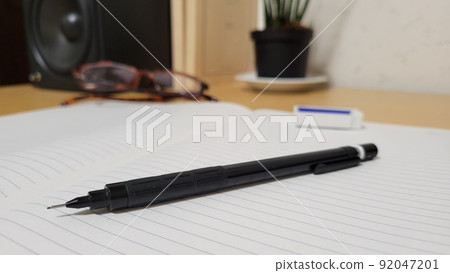 筆記本上的自動鉛筆 92047201