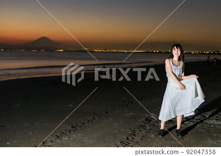 日落和海灘 92047338