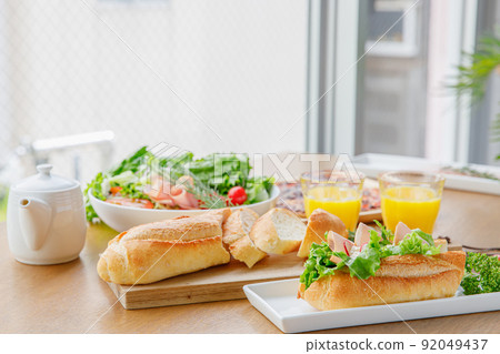 在露台上享用您的假日早午餐 在露台上享用您的假日早午餐 92049437