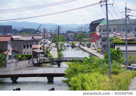 流經城市的河流上的多座橋樑風景......島根縣安木市：陽光明媚 92049700