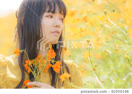 黃色花的女人的畫像 黃色花的女人的畫像 92050196