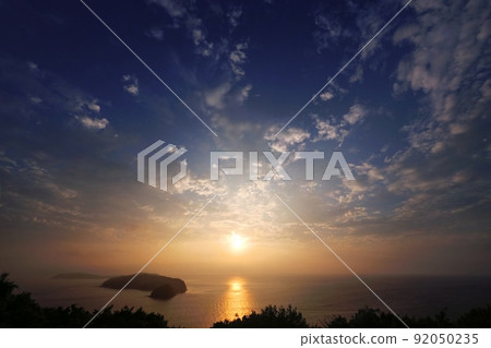 夏日傍晚的天空，大氣中有大量水汽，超廣角，以天空為基礎，220623pm 92050235