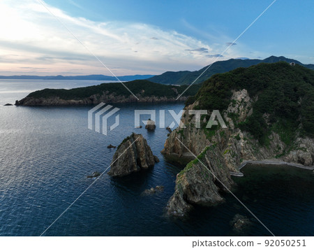 愛媛縣西洋市黃昏的須崎海灘 92050251