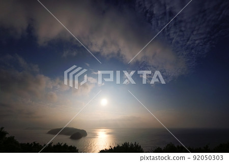 Summer evening sky, ultra-wide-angle, sky-based, 220623pm, where a large number of light rays were generated by water vapor in the atmosphere Summer evening sky, ultra-wide-angle, sky-based, 220623pm, where a large number of light rays were generated by water vapor in the atmosphere 92050303