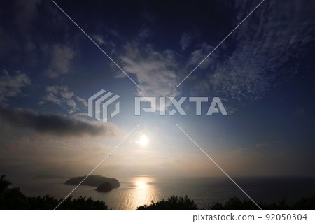 夏日傍晚天空，超廣角，天基，220623pm，由大氣中的水蒸氣產生大量光線 92050304