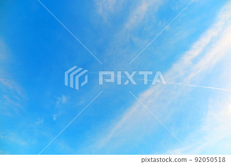 飛機雲彩和藍天 92050518