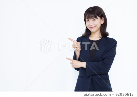 三十多歲的女商人指著 92050612