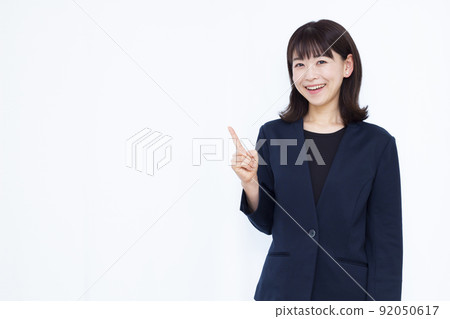 Business woman in her thirties pointing 92050617
