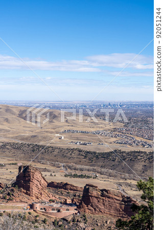 從山頂俯瞰丹佛市中心和紅岩 92051244
