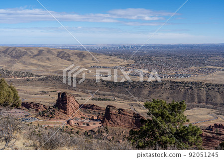 從山頂俯瞰丹佛市中心和紅岩 92051245