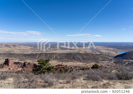 從山頂俯瞰丹佛市中心和紅岩 92051246