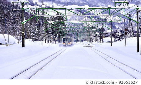清晨從岩原滑雪場站出發的上越線 清晨從岩原滑雪場站出發的上越線 92053627