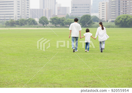 Parent and child walking in the park, back view Parent and child walking in the park, back view 92055954
