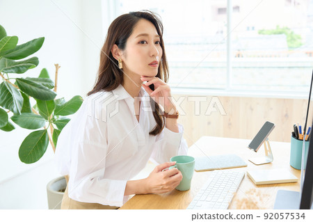 Woman taking a break at the desk 92057534