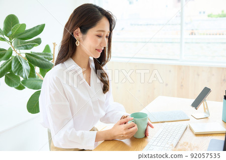 Woman taking a break at the desk 92057535