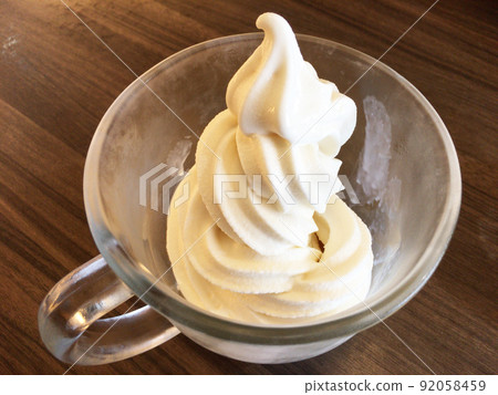 正宗的軟冰淇淋加大量牛奶 92058459