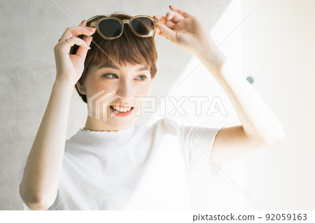 Young woman wearing sunglasses 92059163