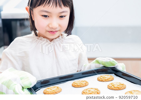 Elementary school students baking cookies 92059710
