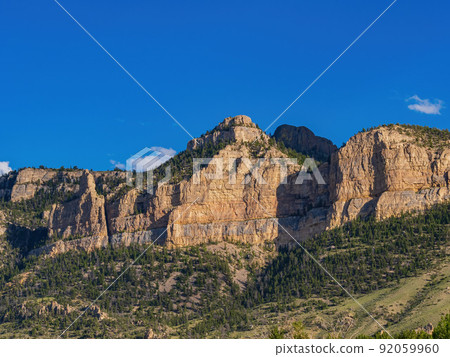 Sunny view of beautiful mountain landscape 92059960