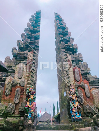 巴厘島一座寺廟中的 Candi Bentar 巴厘島一座寺廟中的 Candi Bentar 92060303