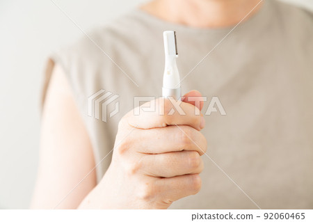 Middle woman shaving her arm 92060465