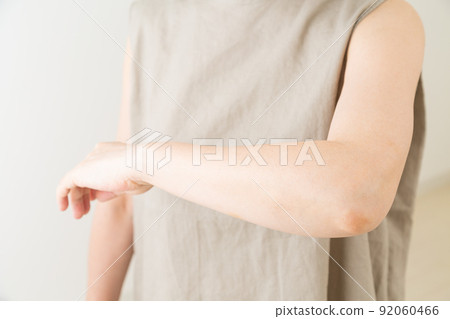 中間女人手臂的護膚圖片 92060466