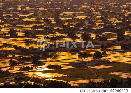 《Toyama Prefecture》 Landscape of the water mirror, the dusk of the dispersed village observation plaza 《Toyama Prefecture》 Landscape of the water mirror, the dusk of the dispersed village observation plaza 92060495