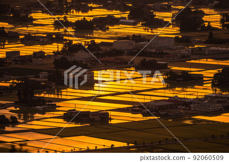 《Toyama Prefecture》 Landscape of the water mirror, the dusk of the dispersed village observation plaza 92060509