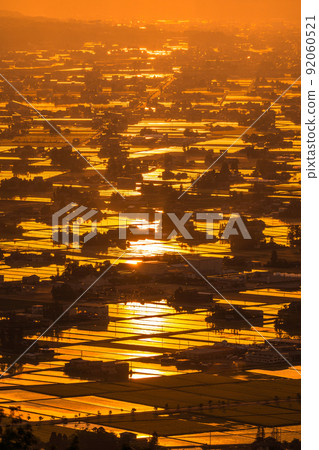 《Toyama Prefecture》 Landscape of the water mirror, the dusk of the dispersed village observation plaza 92060521