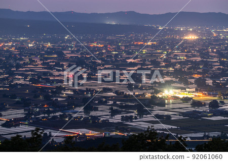 《Toyama Prefecture》 Landscape of the water mirror, the dusk of the dispersed village observation plaza 92061060