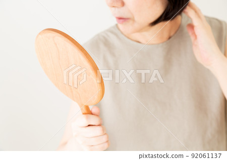 中間女人在手鏡裡看著自己的臉 中間女人在手鏡裡看著自己的臉 92061137