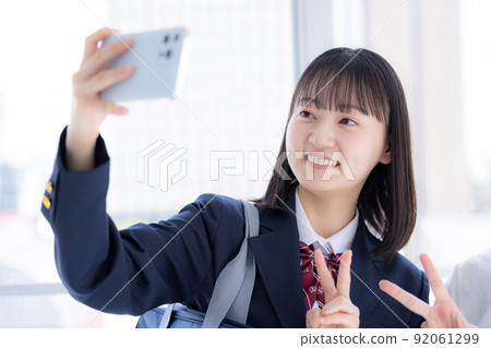高中女生用智能手機自拍 92061299