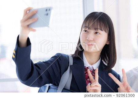 高中女生用智能手機自拍 高中女生用智能手機自拍 92061300