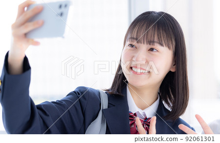 高中女生用智能手機自拍 92061301