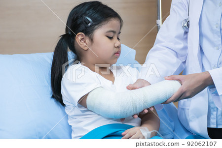 A girl got accident and stay at hospital 92062107