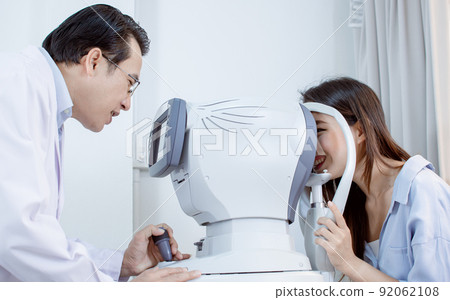 Ophthalmologist doing eyesight test to a woman 92062108