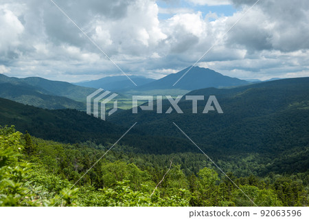 Overlooking Hiuchigatake from the mountain trail of Mt. Shibutsu in Oze in summer 92063596