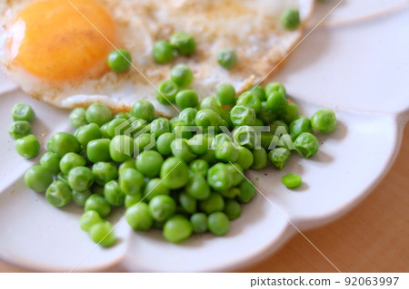 早餐吃青豆和水煮蛋 早餐吃青豆和水煮蛋 92063997
